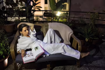 Відому українську письменницю пограбували на закордонному курорті: "Жаба давить"