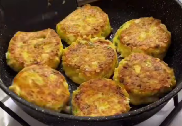 Ці ліниві пиріжки готують без тіста та дріжджів: швидкий рецепт з яйцем, шинкою та сиром