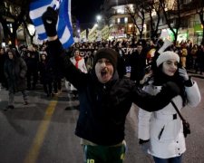 Коктейлі Молотова і сльозогінний газ: мирний мітинг переріс у зіткнення