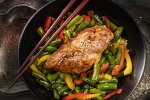 Простий рецепт смаженої курки зі спаржею і фісташками