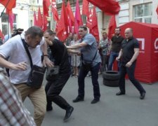 Опубликованы кадры драки депутатов у Печерского суда