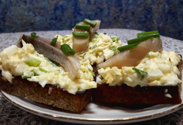 смачна закуска всього за 10 хвилин: бутерброди з яйцем і оселедцем