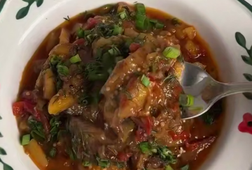 Тушеные овощи с мясом и баклажанами, кадр с видео