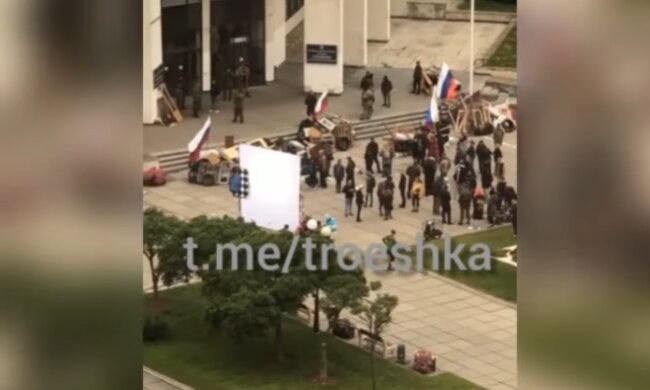 В Киеве заметили российские флаги, скриншот