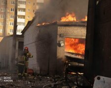Рятувальники ДСНС на місці пожежі в Києві