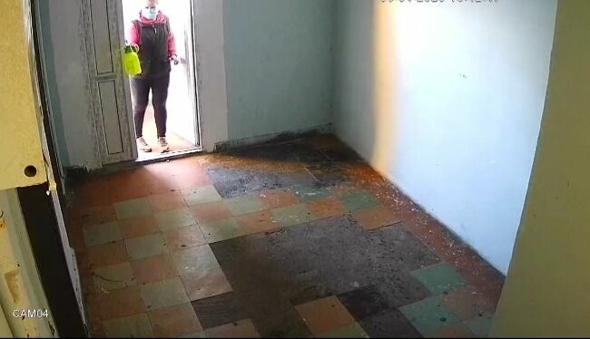 "І так зійде" - киянам показали, як дезінфікують під'їзди "для галочки"