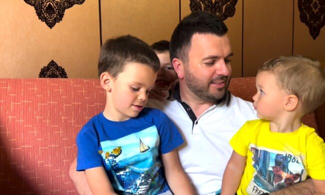 Григорій Решетник з дітьми, скріншот з відео