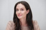 Джолі забула вдягти білизну на конференцію