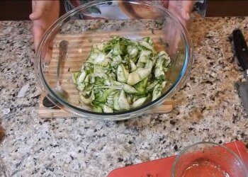 Маринованные кабачки / скриншот из видео