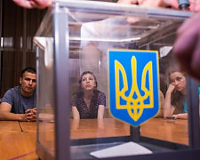 Вибори президента України "прикрасило" перше побоїще: камеру прибрав, швидко