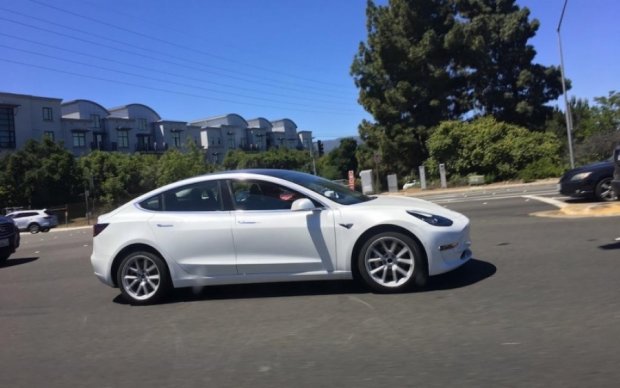 Новую Tesla Model 3 показали на "живых" фото