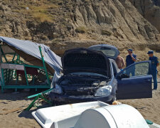 На популярном крымском пляже случилось ЧП: автомобиль свалился прямо "с неба", видео