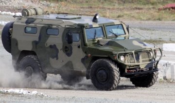 Російський журналіст втопив броньовик Тигр під час тест-драйву (відео)