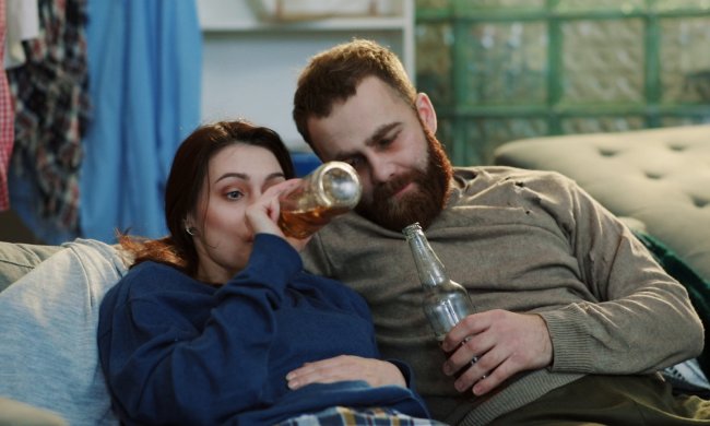 Поганий приклад: як захоплення випивкою батьків впливає на вибір подружнього партнера у дітей