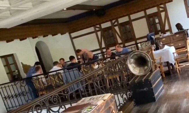 Слуги народу Зеленського в Дніпрі об'їлися італійськими делікатесами на 6 мінімалок