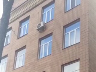 В Харькове пациент с коронавирусом выбросился из окна, кадр из видео Труха Харьков: Telegram