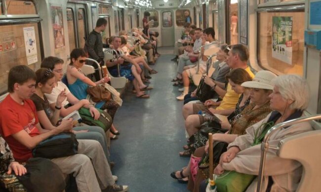 Валентинів день по-російськи: сувора парочка зайнялася любов'ю прямо в метро, відео