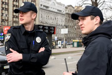 Безжальний натовп дітей розгромив магазин в самому серці Києва: фото