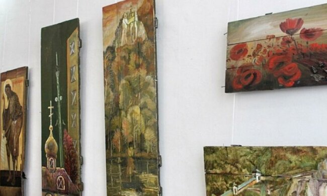 Картини, які намальовані на ящиках від боєприпасів, показали у Львові (фото)