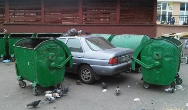 Автохама заблокировали мусорными баками (фото)