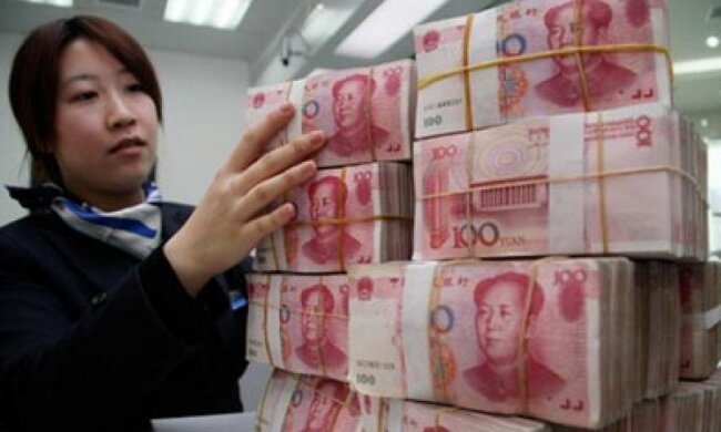  Китайский юань падает второй день подряд