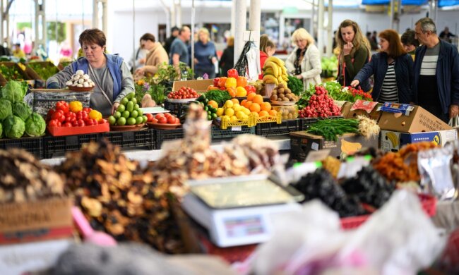 Люди на продуктовом рынке