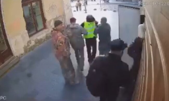 Семь работников ТЦК мобилизовали парковщика. Фото Telegram