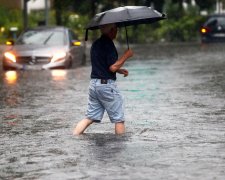 Потоп у Кривому Розі: українці опинилися в полоні стихії, потік води змиває все на своєму шляху