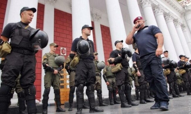 Возле одесской мэрии побили антитрухановцев