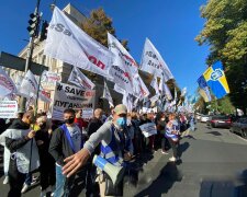 Кияни на руках принесли соратника Зеленського під Раду, і це не від великої любові