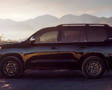 Toyota на честь ювілею представила унікальний Toyota Land Cruiser 200: фото