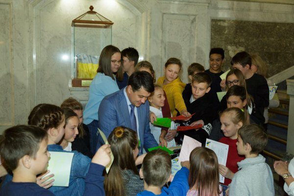 "Отменить домашку и коррупцию": маленькие украинцы обратились к нардепам с необычными просьбами
