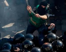 Новий винахід РФ: українці із червоними прапорами і чорними обличчями