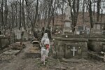 Нічого святого: у Львові ловлять "червону шапочку", що грабує мертвих, - обурливі кадри