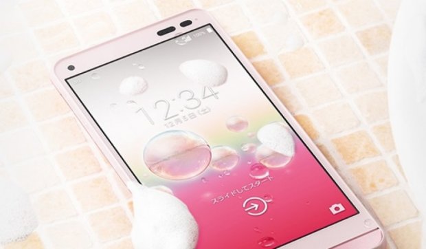 Новый смартфон можно мыть  с  мылом (видео)
