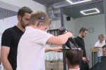 Юний франківчанин без слуху відбирає роботу у професійних перукарів — володіє ножицями як бог