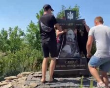 Окупанти зруйнували пам'ятник Сліпаку, скріншот із відео