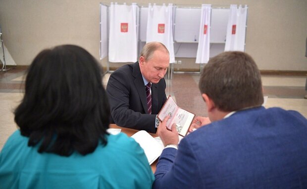 Путин готов раздавать паспорта налево и направо, чтобы увеличить количество россиян