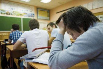 Учительница смеялась: одноклассники заставили девушку резать себя