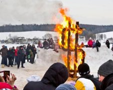В России жгут чучела доллара