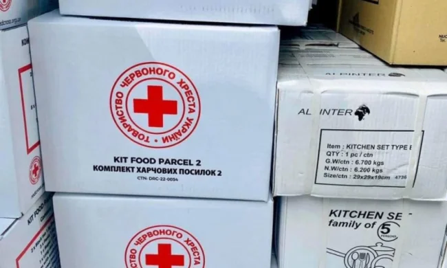 Продуктові набори від Червоного Хреста для переселенців і людей з інвалідністю