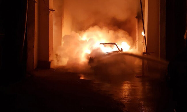 В Киеве сожгли авто известной активистки, фото: 24 канал