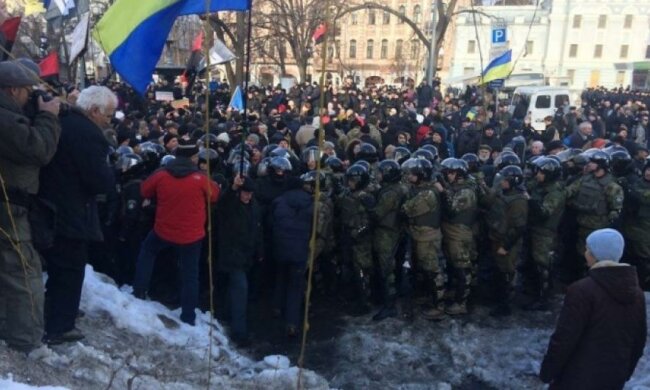 Редути, намети і дрова: як "блокадники" облаштовуються під АП