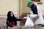 Легендарна волонтерка з Франківська святкує день народження з безхатченками: "Один батон і десять мівін"