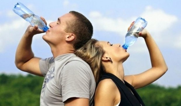 Вода в пластиковых бутылках отравляет организм