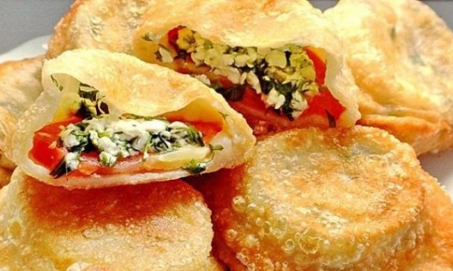 Смачні домашні пиріжки з помідорами і бринзою