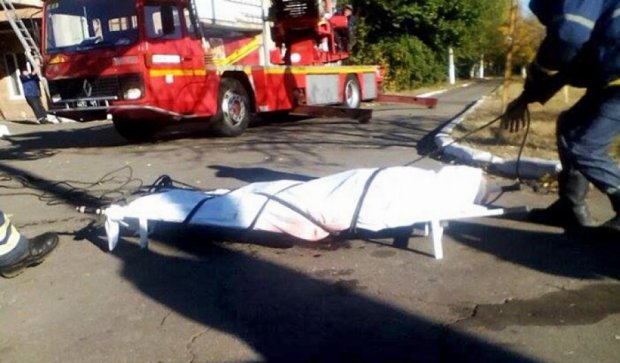 З навісу маріупольської лікарні зняли тіло самогубця (фото)