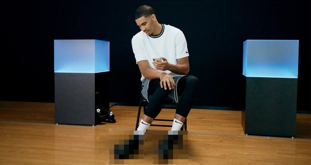 Nike дражнить фанатів новими розумними кросівками: відео