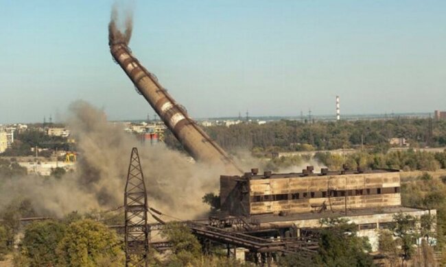 На "Запоріжсталі" взірвали 150-метрову трубу котельні (фото)