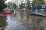 У Києві авто затягує в ями після руйнівної зливи: кадри курйозної ДТП